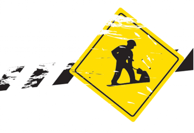 Funcionários limpam túnel sob a rodovia Raposo Tavares